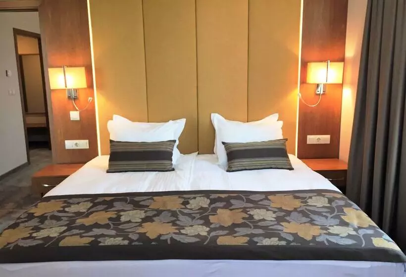 בית מלון כפרי Golden Tulip Varna