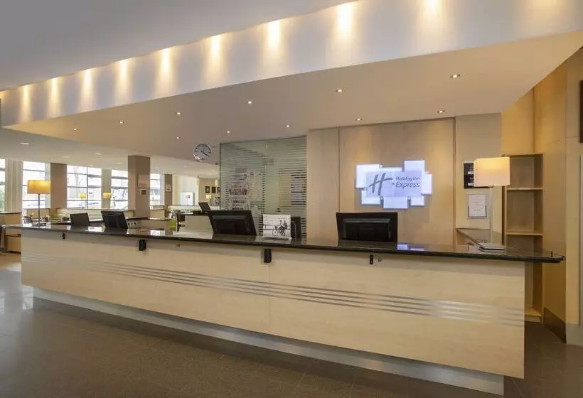 هتل Holiday Inn Express Frankfurt Messe, An Ihg