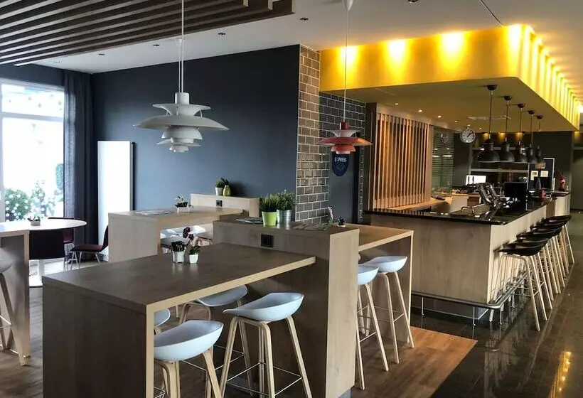 هتل Holiday Inn Express Frankfurt Messe, An Ihg