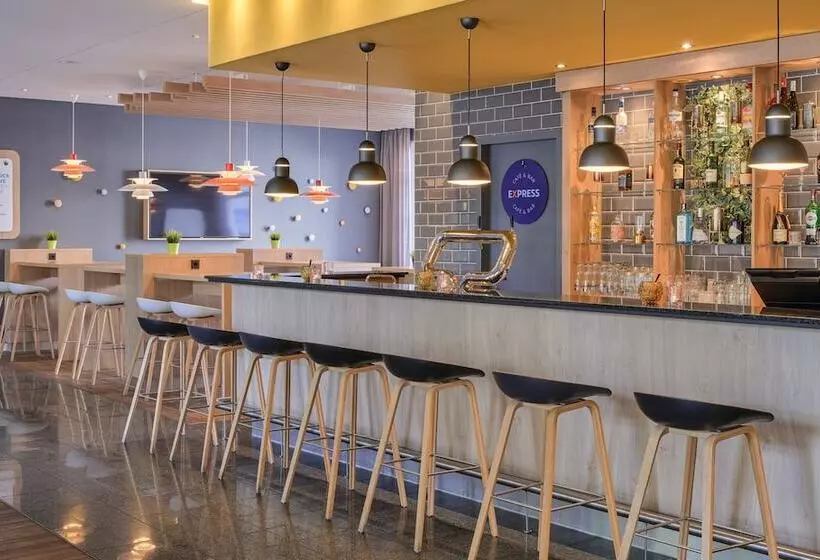هتل Holiday Inn Express Frankfurt Messe, An Ihg