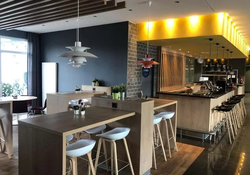 هتل Holiday Inn Express Frankfurt Messe, An Ihg