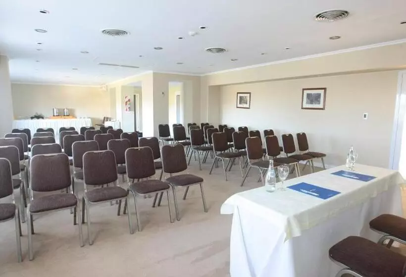 Howard Johnson Rio Ceballos Hotel Y Casino