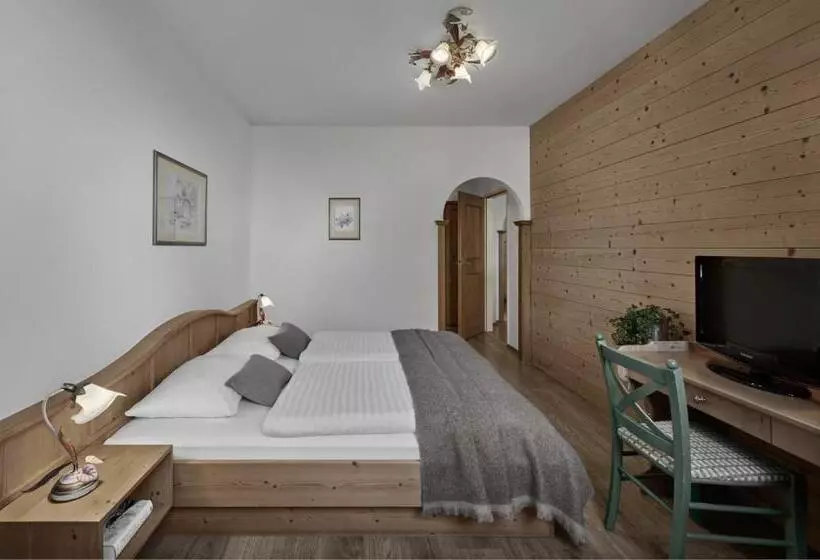 Отель Lisi Family