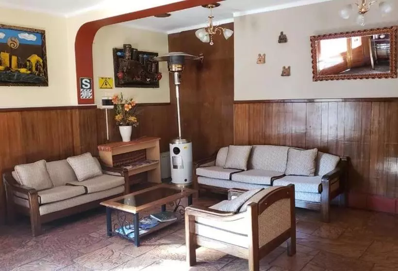 ホテル Hostel Sillustani Inn Puno