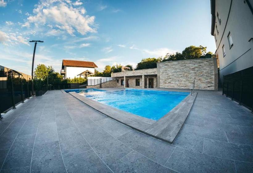 تختخواب و صبحانه Adria Centar Koćuša