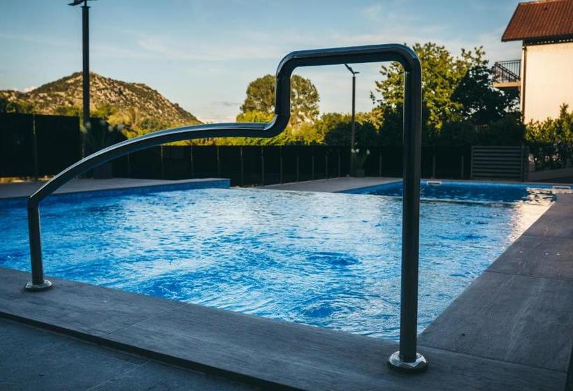 تختخواب و صبحانه Adria Centar Koćuša