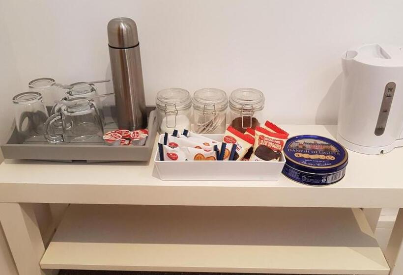 민박 Rosie Flanagan's