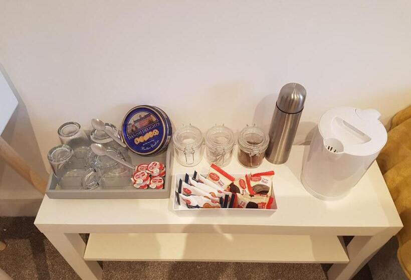 민박 Rosie Flanagan's