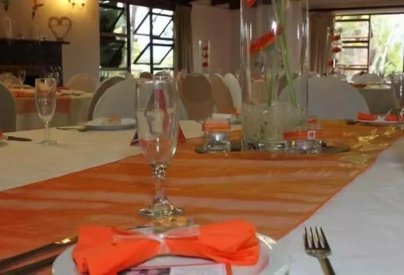 Отель Far Hills Country