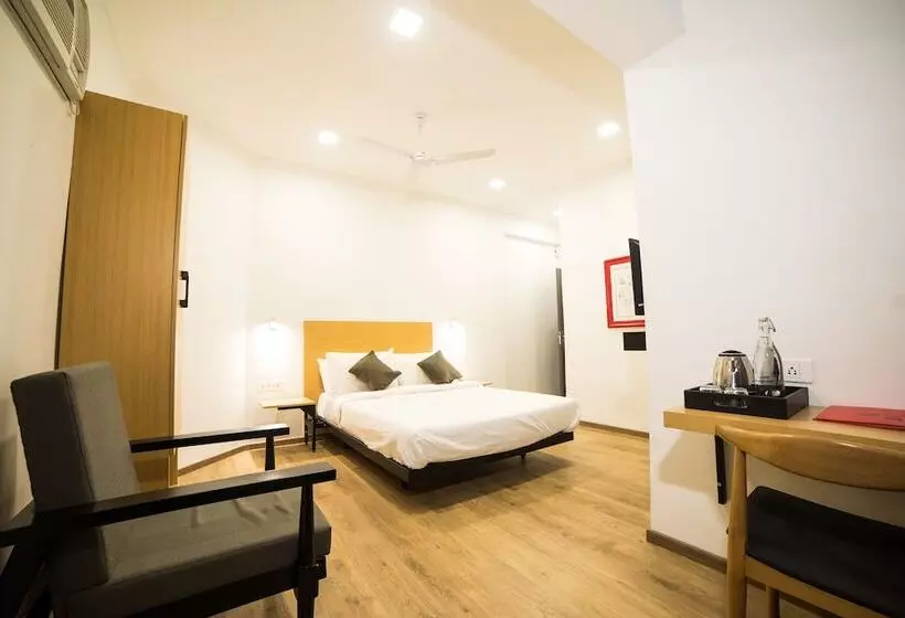 Отель Highway Residency