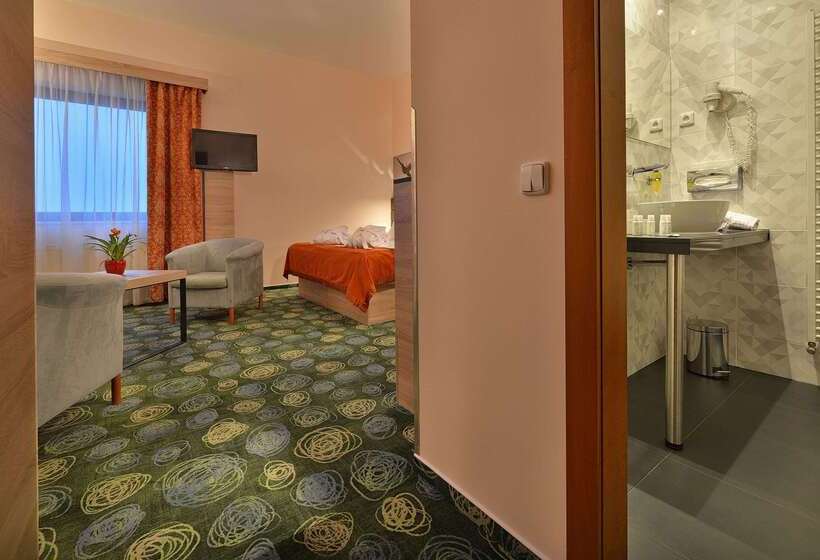 Ramada Airport Hotel Prague