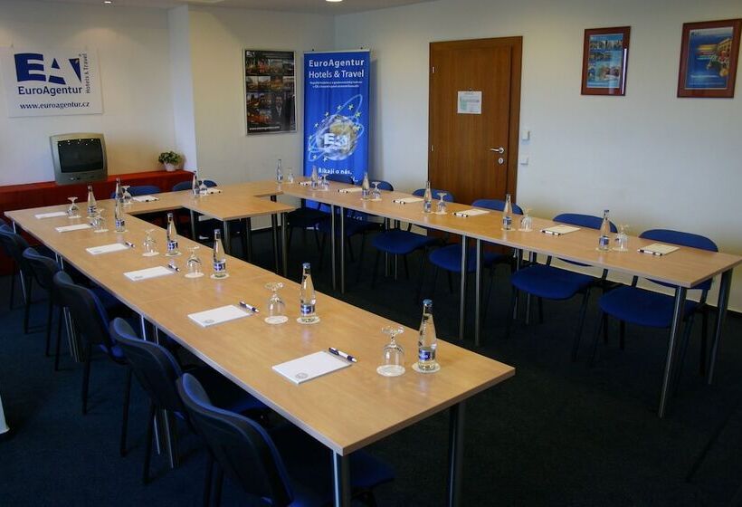 Ramada Airport Hotel Prague