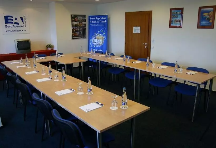 Ramada Airport Hotel Prague