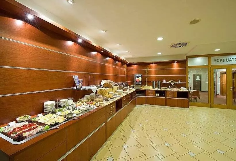 Ramada Airport Hotel Prague