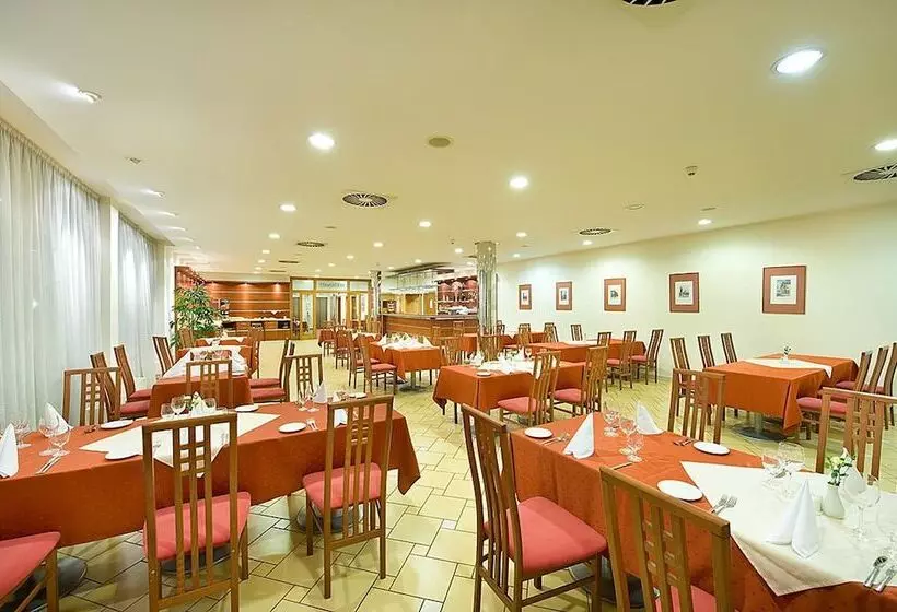 Ramada Airport Hotel Prague