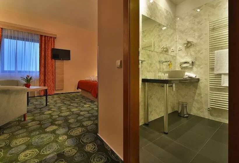 Ramada Airport Hotel Prague