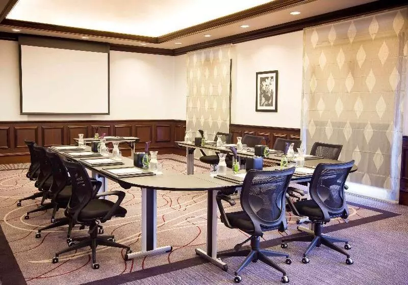 Mövenpick Hotel & Apartments Bur Dubai