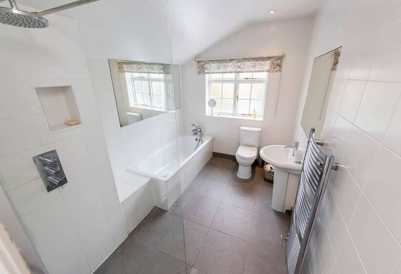 Delightful 2 Bed Home, Fulham