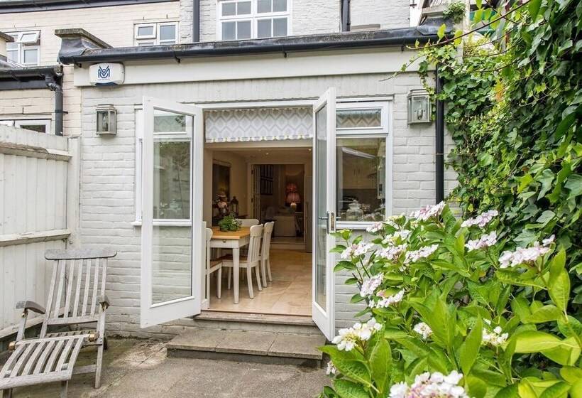 Delightful 2 Bed Home, Fulham