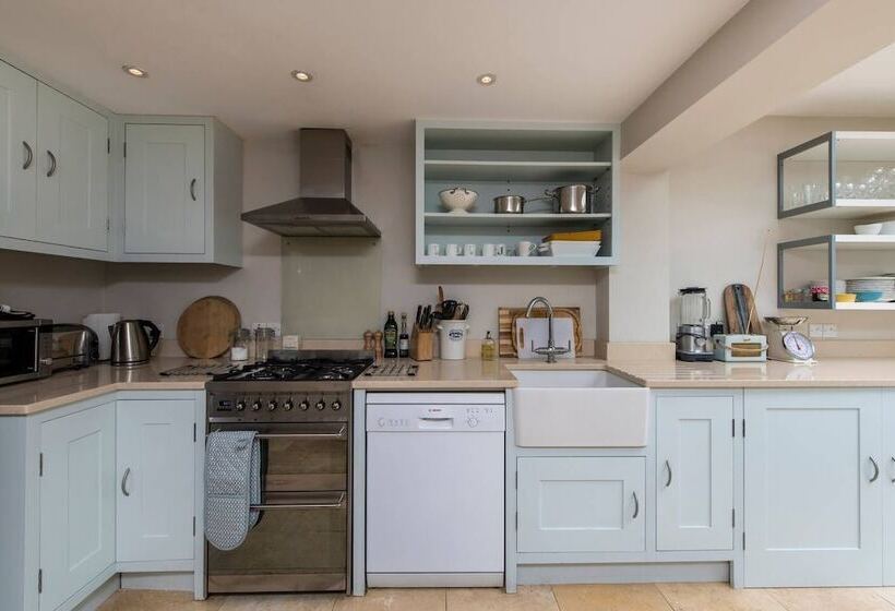 Delightful 2 Bed Home, Fulham