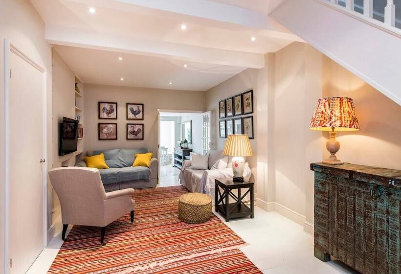 Delightful 2 Bed Home, Fulham