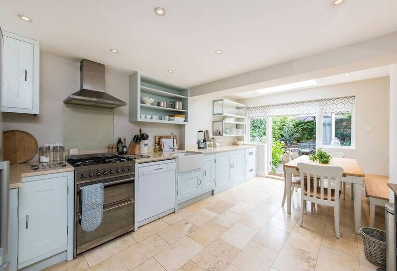 Delightful 2 Bed Home, Fulham