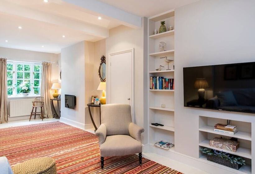 Delightful 2 Bed Home, Fulham
