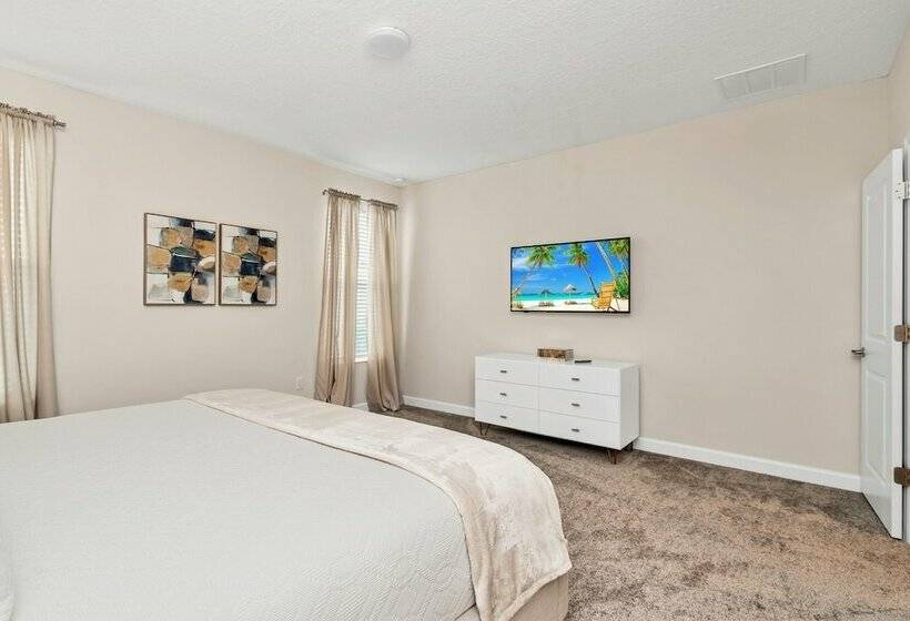 Edgy, Modern 6 Bed 5 Bath