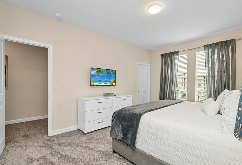 Edgy, Modern 6 Bed 5 Bath