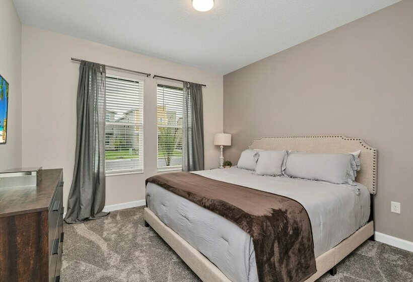 Edgy, Modern 6 Bed 5 Bath