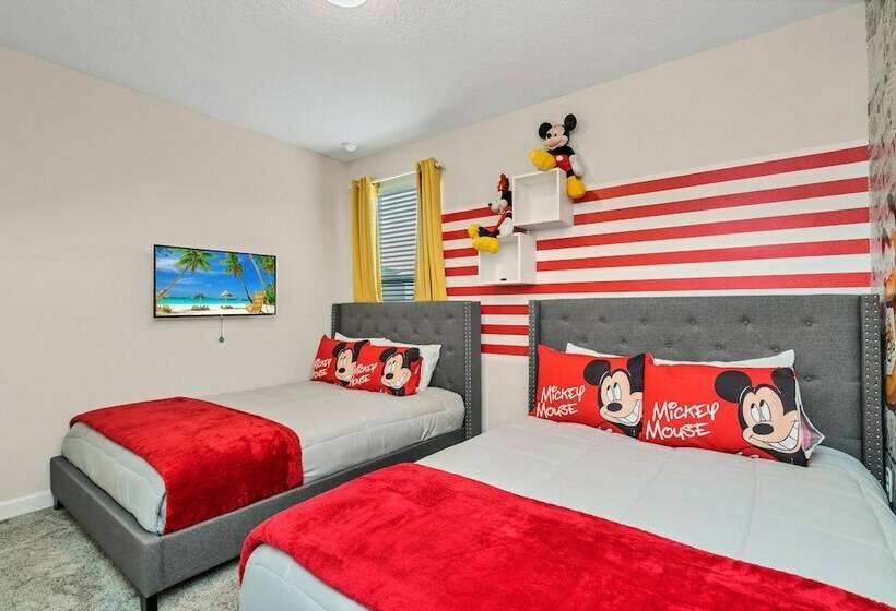 Edgy, Modern 6 Bed 5 Bath