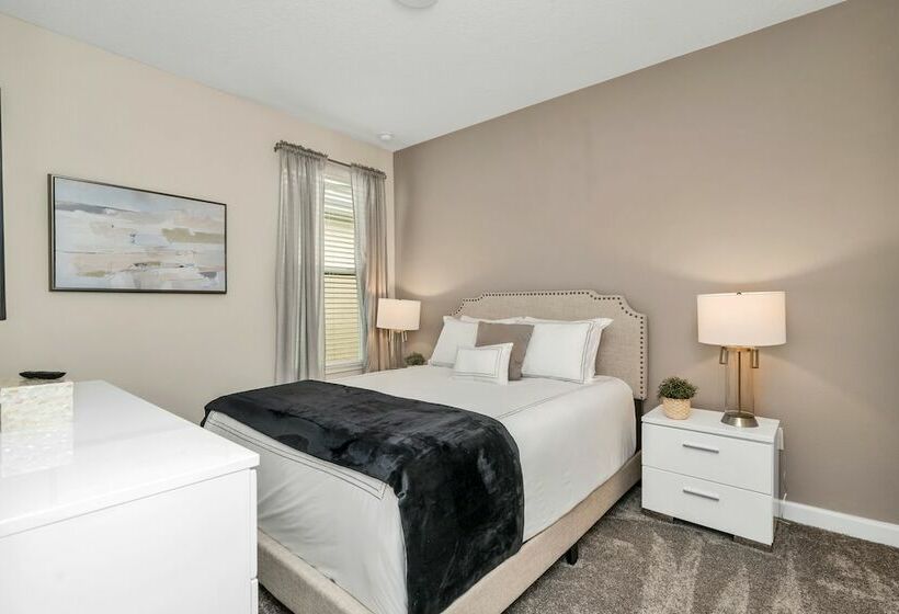 Edgy, Modern 6 Bed 5 Bath