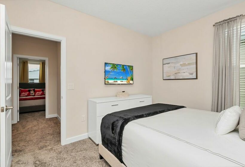 Edgy, Modern 6 Bed 5 Bath