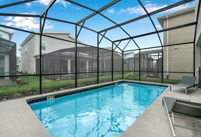 Edgy, Modern 6 Bed 5 Bath