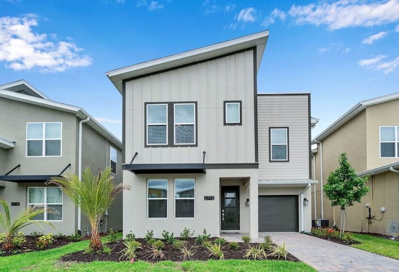 Edgy, Modern 6 Bed 5 Bath