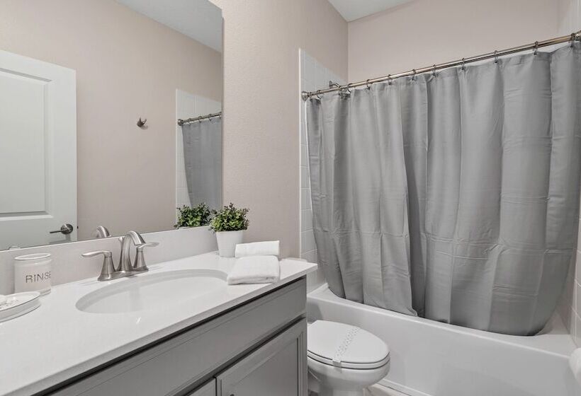 Edgy, Modern 6 Bed 5 Bath