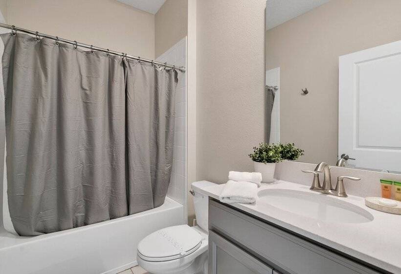 Edgy, Modern 6 Bed 5 Bath