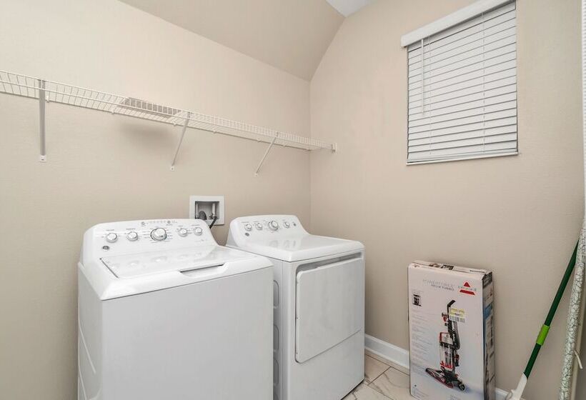 Edgy, Modern 6 Bed 5 Bath