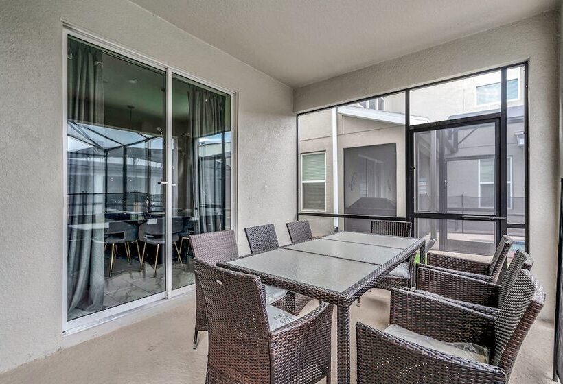 Edgy, Modern 6 Bed 5 Bath