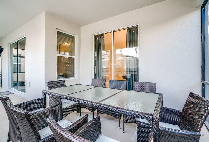 Edgy, Modern 6 Bed 5 Bath