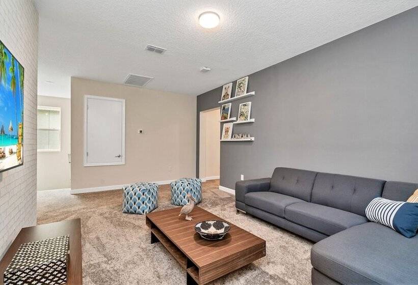 Edgy, Modern 6 Bed 5 Bath