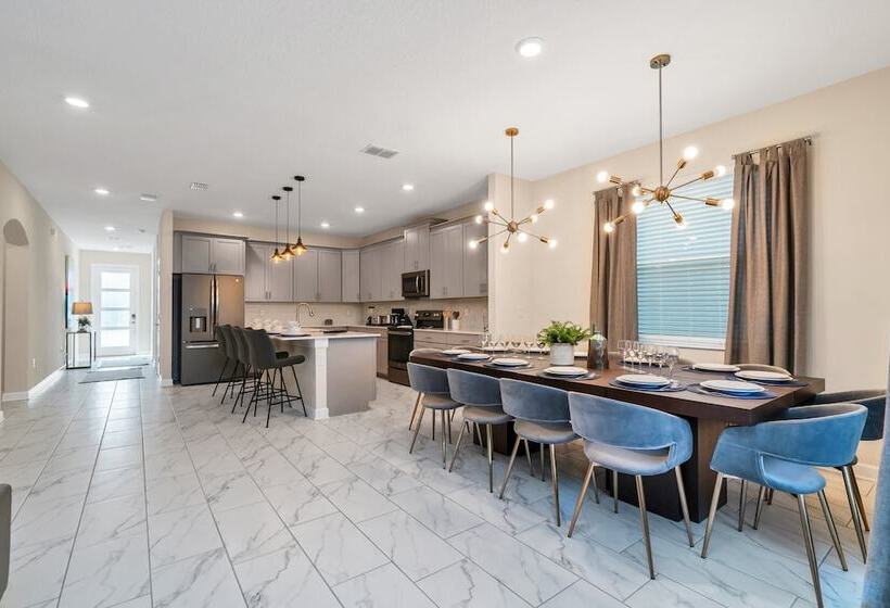 Edgy, Modern 6 Bed 5 Bath