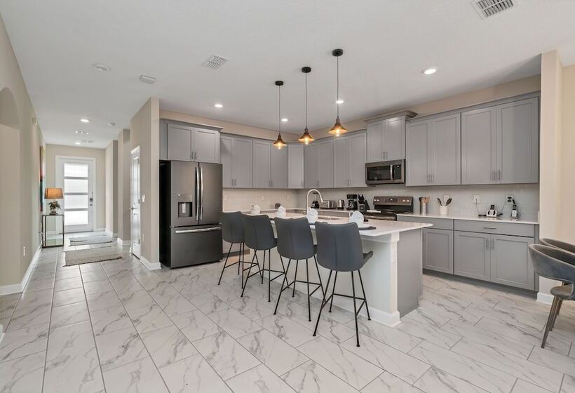 Edgy, Modern 6 Bed 5 Bath