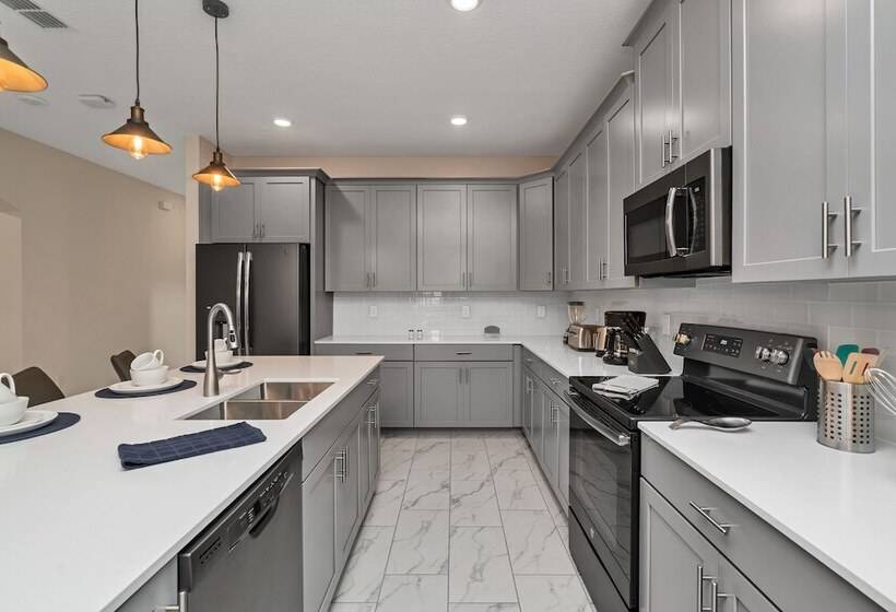 Edgy, Modern 6 Bed 5 Bath