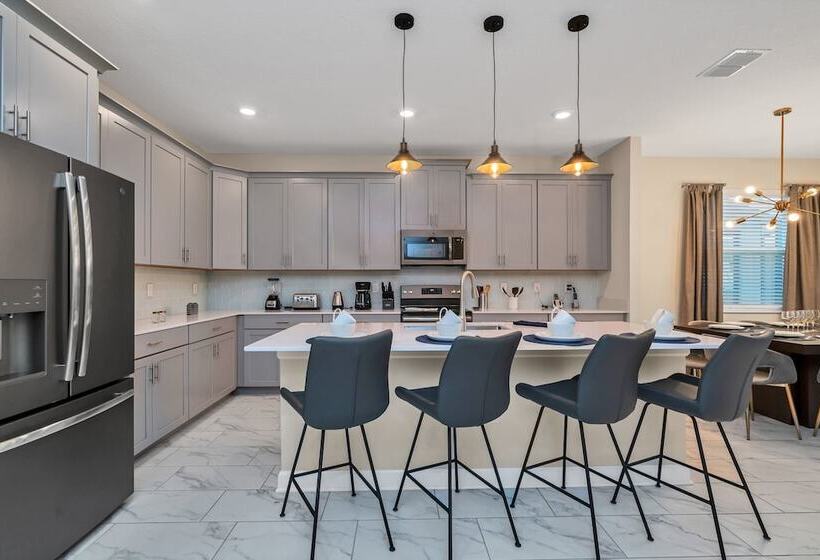 Edgy, Modern 6 Bed 5 Bath