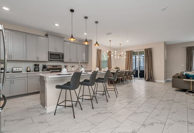 Edgy, Modern 6 Bed 5 Bath