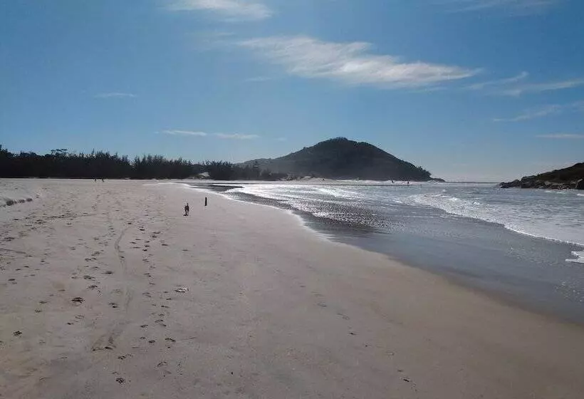 ホテル La Ferrugem Suites   100 Mts Da Praia