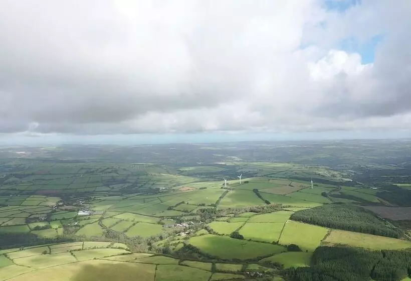 Inviting 2 Bed Cottage In Newcastle Emlyn