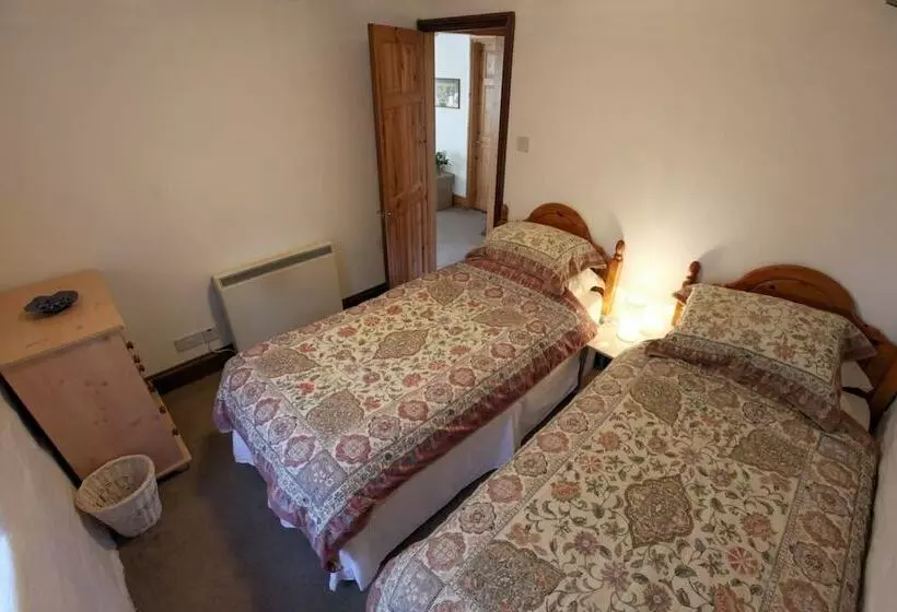 Inviting 2 Bed Cottage In Newcastle Emlyn