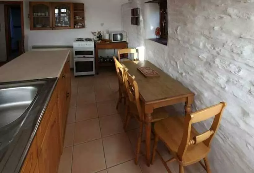 Inviting 2 Bed Cottage In Newcastle Emlyn